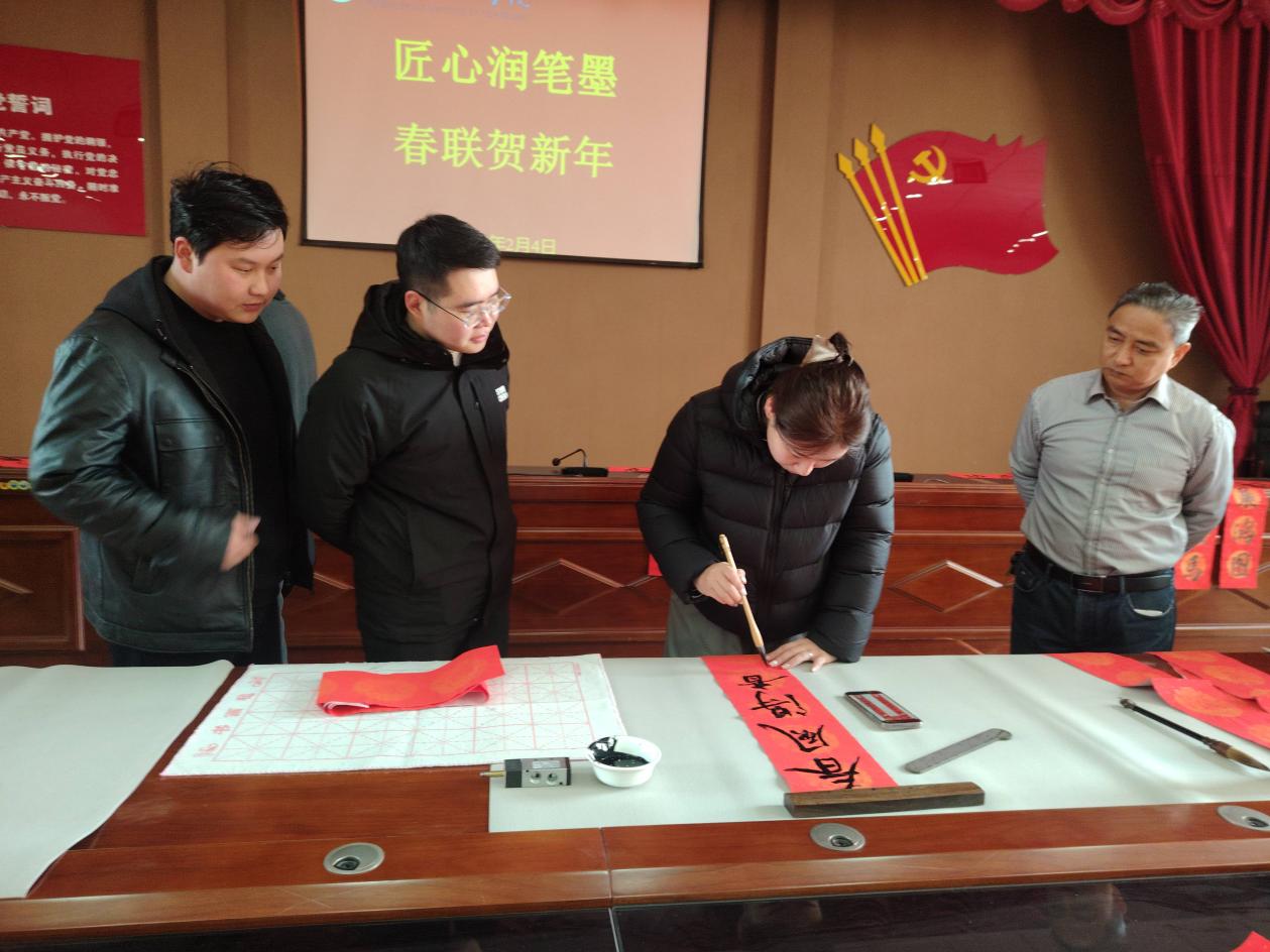 学院工会举办义写春联送福活动